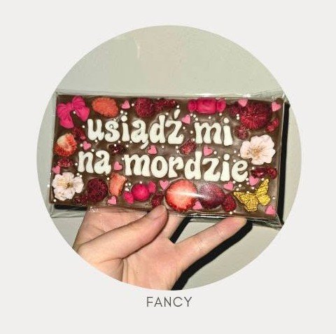 Fancy, ozdobny styl czcionki do czekolady z własnym napisem