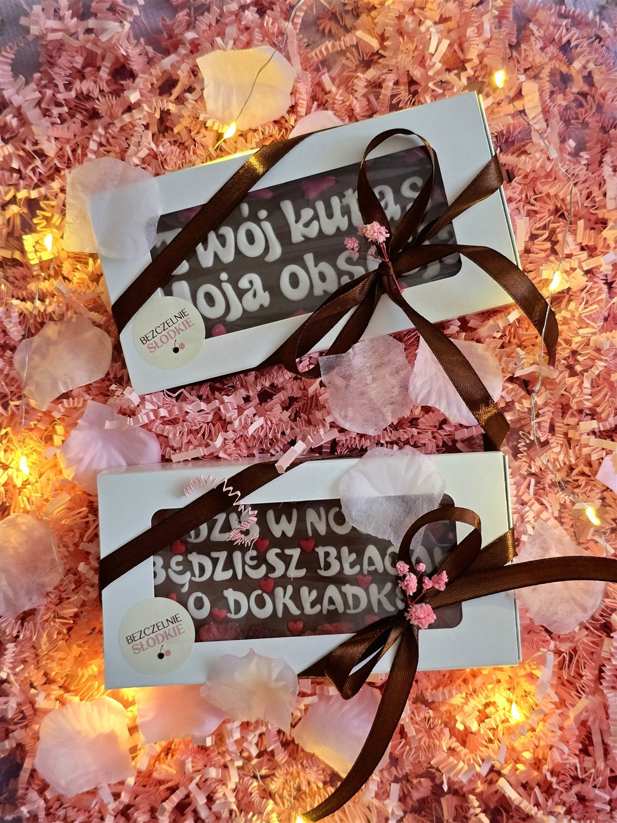 Personalizowane czekolady w białych pudełkach ze wstążką