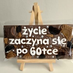 Wzór 12 – gotowa czekolada z napisem Życie zaczyna się po 60tce