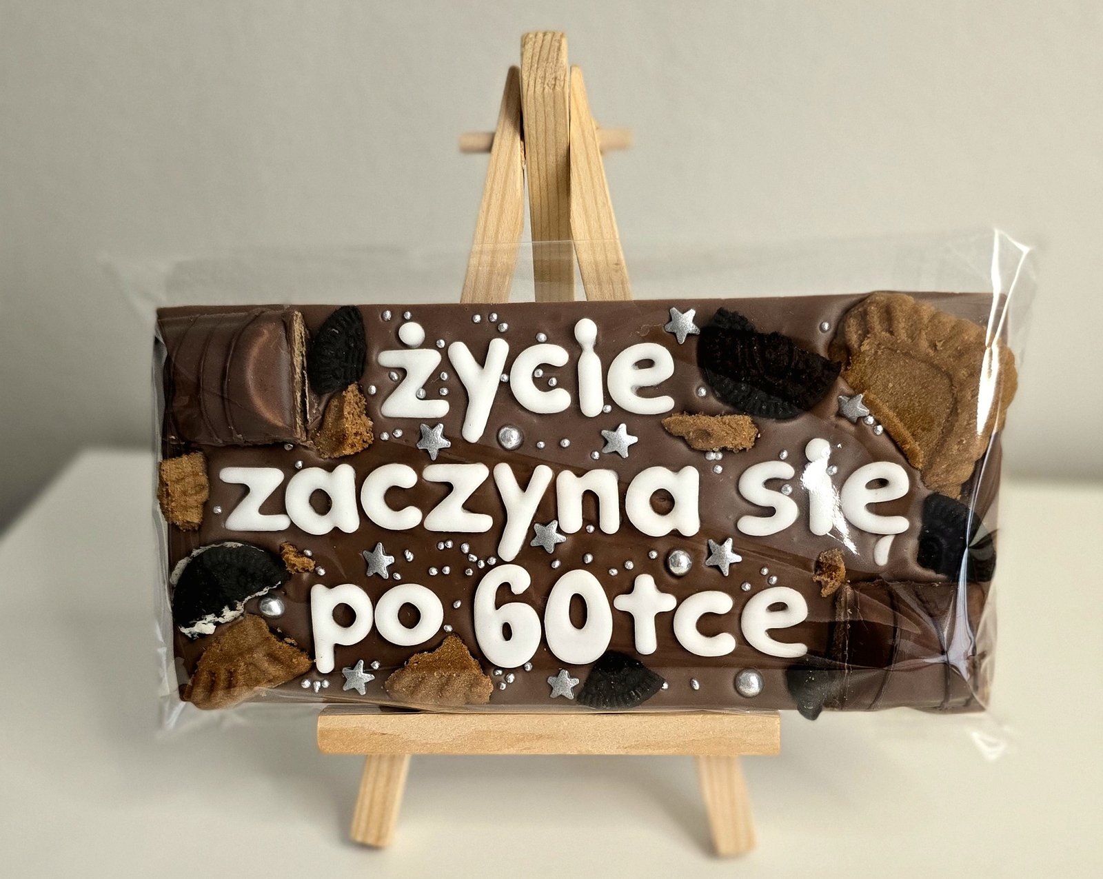 Wzór 12 – gotowa czekolada z napisem Życie zaczyna się po 60tce