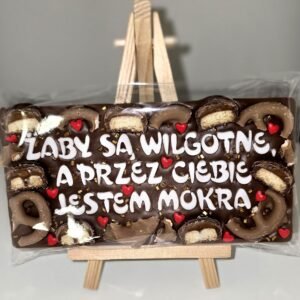 Wzór 19 – gotowa czekolada z napisem Żaby są wilgotne, a przez Ciebie jestem mokra
